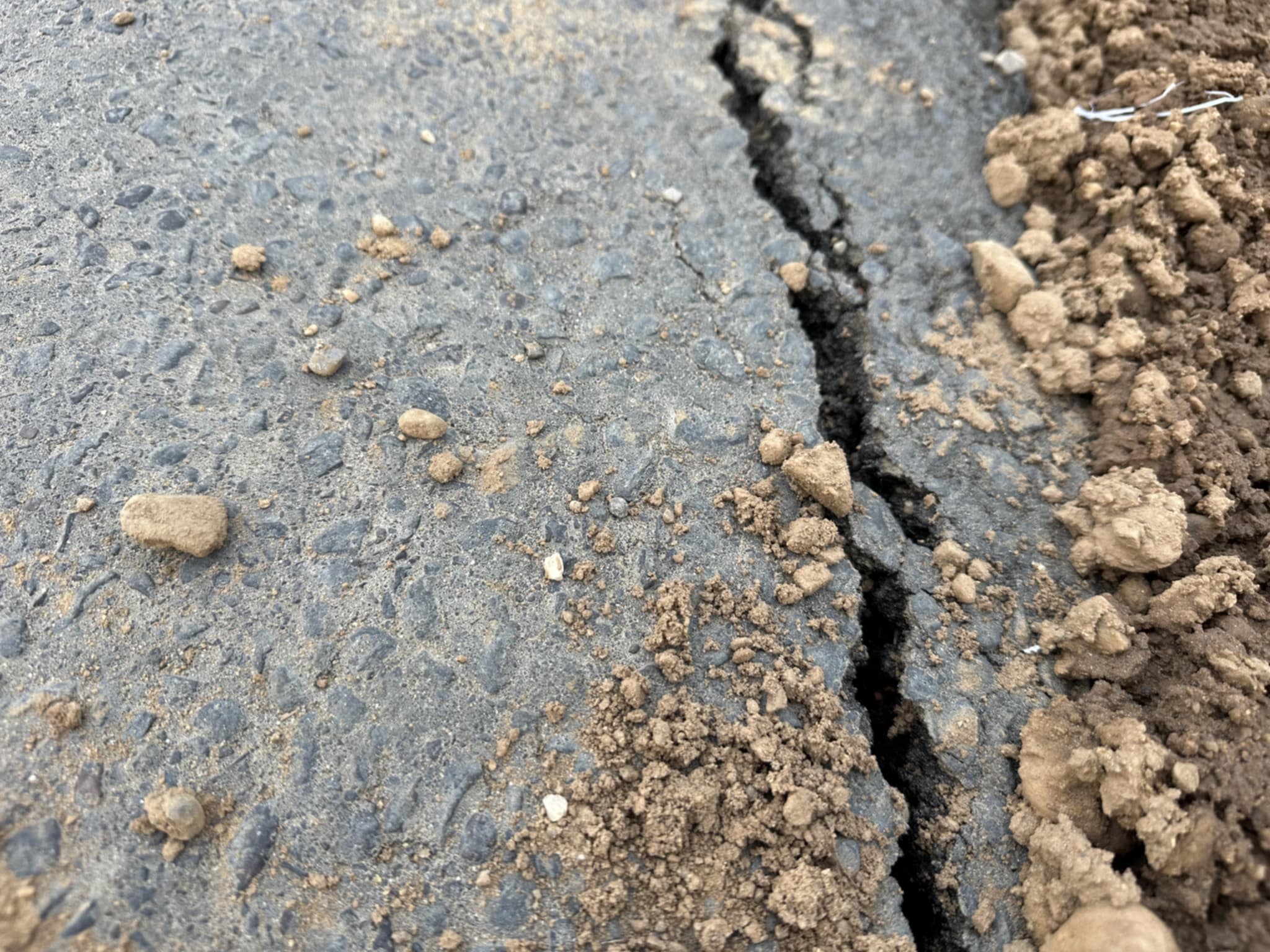 राष्ट्रिय गौरवको योजनामा कमसल सामाग्री प्रयोग, कालोपत्र गरेको १५ दिनमै चर्कियो सडक