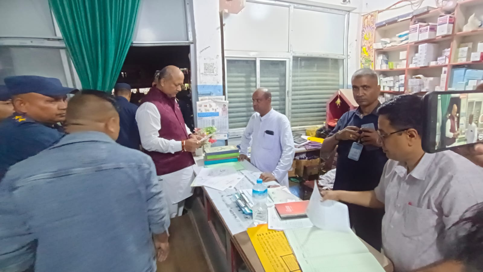 सिरहामा मुख्यमन्त्री सिंहद्वारा अस्पताल अनुगमन : १३ अस्पताल बन्द, २ जना पक्राउ, सञ्चालकहरु फरार