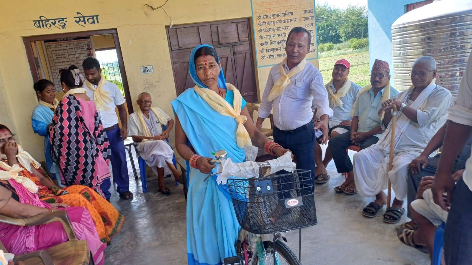 वडा कार्यालयद्धारा पाँच स्वयंसेविकालाई गरे साइकल वितरण