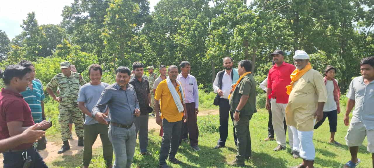 सिरहामा बन मन्त्री यादवको सामुदायिक वन अनुगमन, अतिक्रमित जग्गामा पनि वृक्षारोपणको निर्देशन